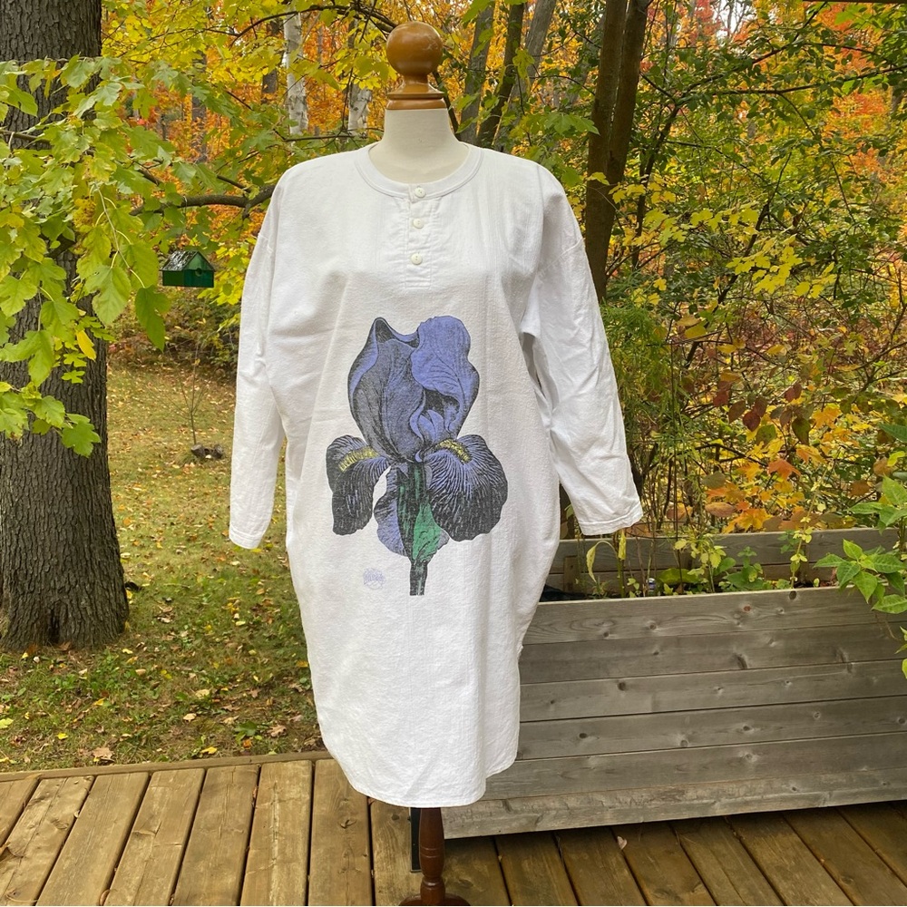 Vintage 80s Flannel sleeping shirt with Purple Iris Design.